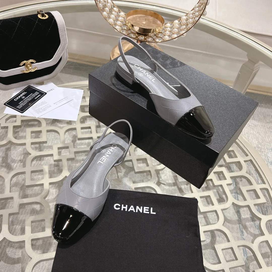 👟👟Ex-factory price 540👟👟 CHANEL Xiangjia 24vs spring and summer new fashion sandals series... Chanel is a very comprehensive noble fashion lifestyle brand. The same models are sold by major fashion bloggers and celebrities in Hong Kong, the United States, and other countries. They are simply beautiful. I fall in love with elegance and the playful sense of the future. I want to own them right away just by looking at them. But you can really think about a pair of exquisite high heels. This series is specially designed for extraordinary and indifferent ladies to create a unique overall effect. CHANEL designs products that inspire women to move forward and highlight their charm... 1️⃣Material: Original customized patent leather + imported sheepskin 2️⃣Inner lining: Original customized imported sheepskin 3️⃣Feet: Original customized imported sheepskin 4️⃣Outsole: Genuine leather sole imported from Italy 5️⃣Heel height: 2.5cm/6.5cm/9cm 6️⃣Number: 34-43 (34.40.41.42.43 customization is not returnable) 7️⃣Packaging: The latest and exquisite full set of packaging at the counter